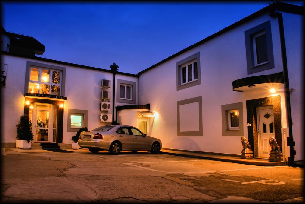 Hotel Vila Tina Zagreb Exteriör bild